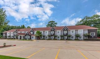 Exterior shot of the Quality Inn in Longview, Texas